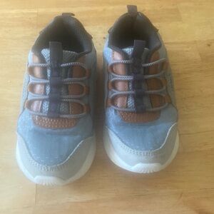 Toddler boys size 9 barely worn